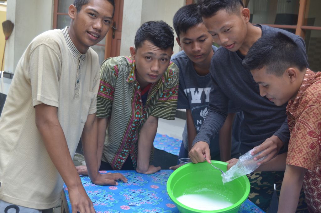 melatih skill anak dengan belajar membuat sabun cair