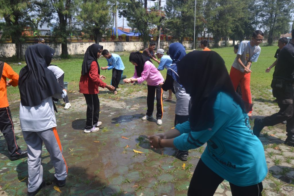 otbound melatih kekompakan anak dalam tim